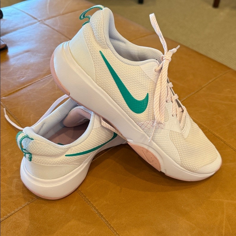 NWOT Nike city rep TR women's training shoe, size 9.5. Green/pink color way.